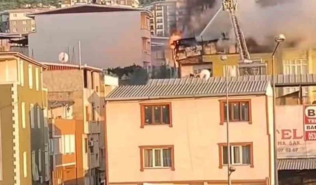 Bursa’da 5 katlı binanın çatı katı alevlere teslim oldu
