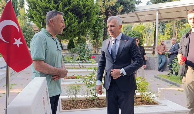 Deprem Şehitleri Kabirlerinde Ziyaret Edilip Anıldılar