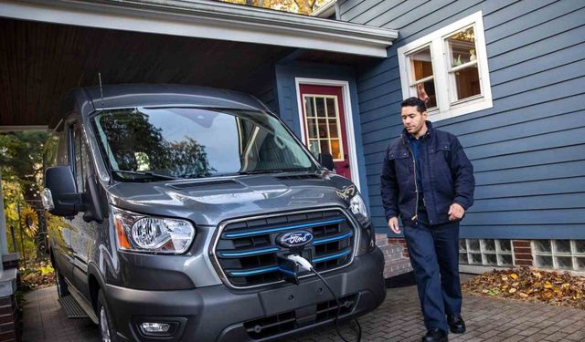 Ford Transit 60 Yılı Devirdi: Türkiye'deki Üretim Gururu Devam Ediyor