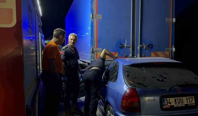 Gemlik Otobanında Feci Kaza: Otomobil Kamyonun Altına Girdi!