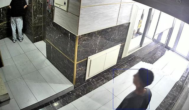 Gençlerden Pes Dedirten Görüntü: Biri kamera açısını değiştirdi, diğeri koridorda tuvaletini yaptı