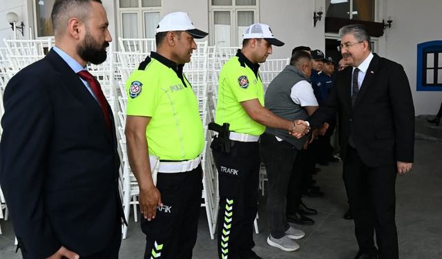 Osmaniye Valisi Yılmaz ve Protokol, Polisle Bayramlaştı