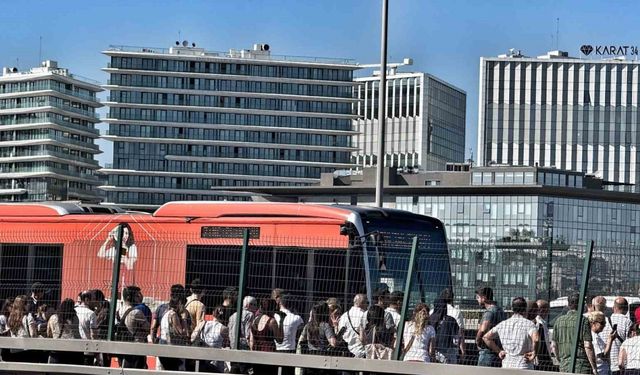 Küçükçekmece’de Metrobüste Yangın Paniği