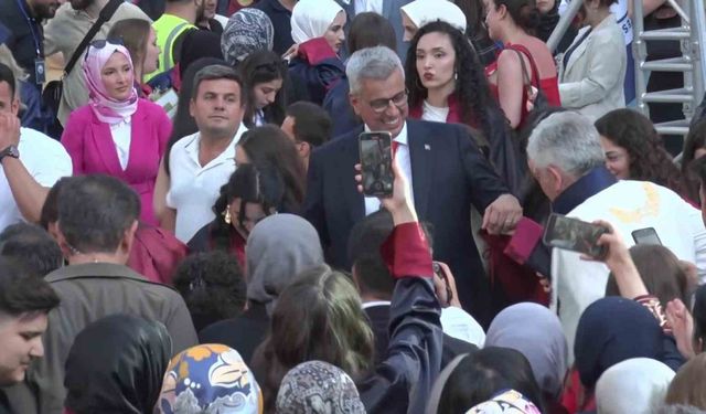 Sağlık Bakanı Memişoğlu, mezun olan öğrencilerle horon oynadı
