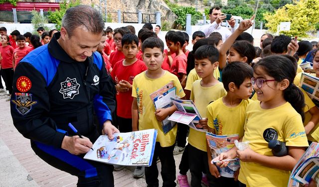 Türkiye’nin İlk Astronotu Gezeravcı, Mersin’de Öğrencilerle Buluştu