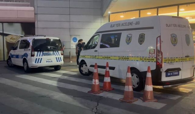 Beylikdüzü AVM'de Asma Tavan Çöktü: 1 Yaralı
