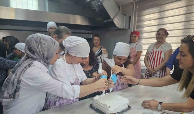 Bornova’da Aile ve Dayanışma Mutfağı: Pasta Atölyesi