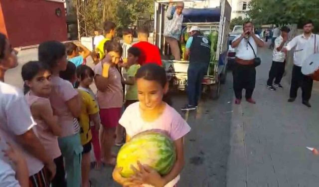 Davul Zurnayla Birlikte 7 Ton Karpuzu 10 Dakikada Dağıttı