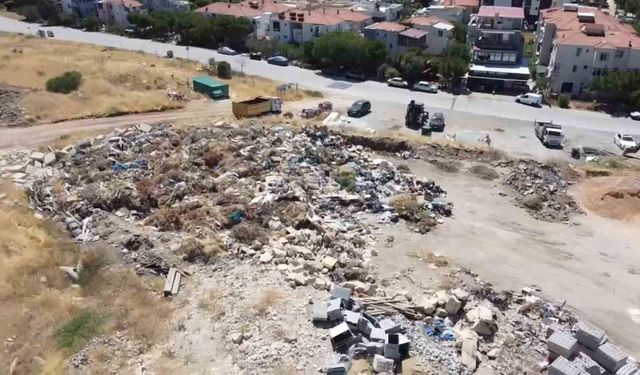 Foça'da Moloz ve Çöp Kirliliği Tepki Çekiyor