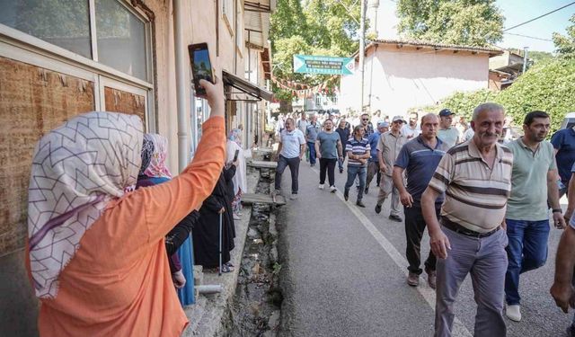 Kadınlar Mahalleye El Koydu, Erkekler Mahalle Dışına...