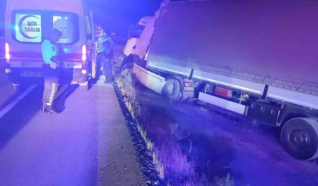 Konya Karapınar'da Tır Şarampole Yuvarlandı