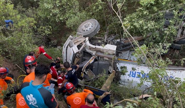 Orman yangınını söndürmeye giden tanker uçuruma yuvarlandı: 1 ölü 2 yaralı