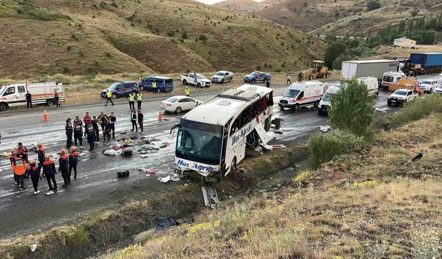 Yolcu otobüsü Dağ Yamacına Çarptı: 4 Ölü, 33 Yaralı