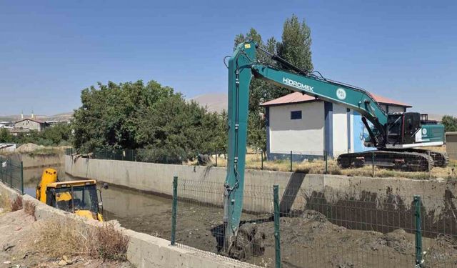 Bitlis’in Tatvan İlçesinde DSİ’den Dere Temizliği Çalışması