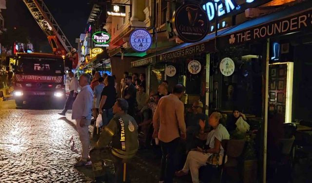 Fatih’e otelde korkutan yangın: Konaklayanlar tahliye edildi
