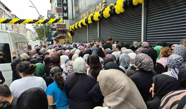 Sultangazi'de İndirim İzdihamı: Kepenkler Yumruklandı