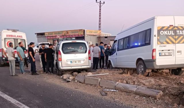 Minibüs, Otomobil ve Hafif Ticari Araç Çarpıştıı: 9 yaralı
