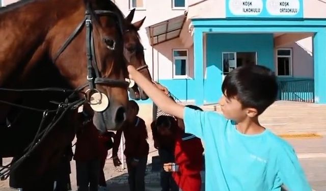 Atlı Jandarma timleri okul çevresinde devriye yaptı
