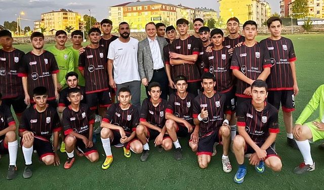 Bulanık Kaymakamı Ömer Övünç Koşansu çocukları sevindirdi