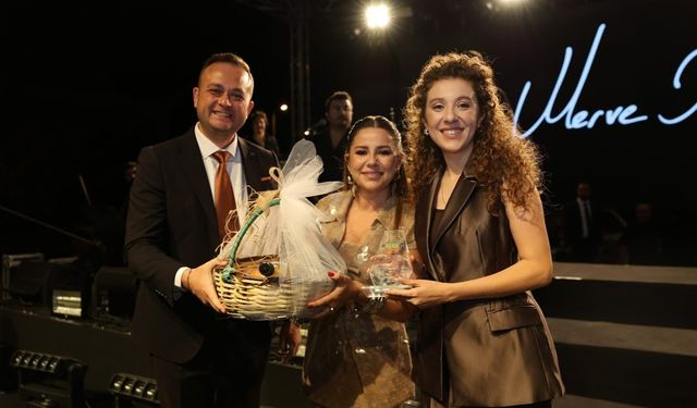 Çivril Elma Festivali'nde Merve Özbey Coşkusu