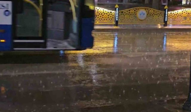 Elazığ'da Gök Gürültülü Sağanak Yağış Etkili Oldu