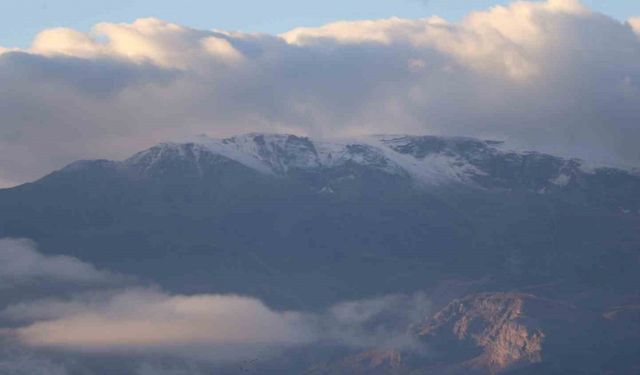 Erzincan'a Mevsimin İlk Karı Düştü