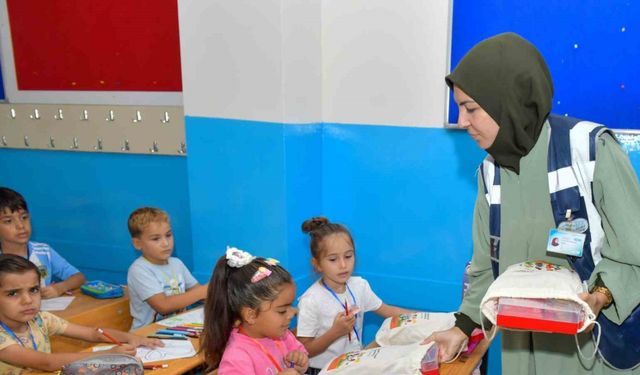 Esenyurt Belediyesi 26 bin öğrenciye kırtasiye seti dağıttı
