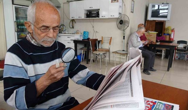 Gözlüğünü kaybedince gazeteleri büyüteçle okuyor