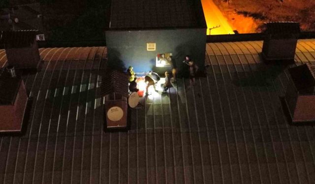 Genç kızı kurtarmaya çıktılar, mahsur jaldılar