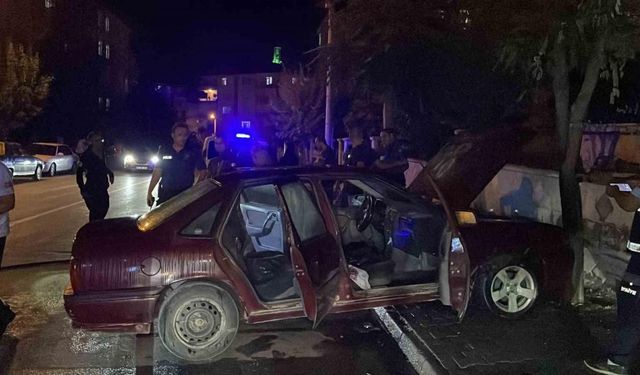 Aniden hareket etti, ağaca çarparak durdu