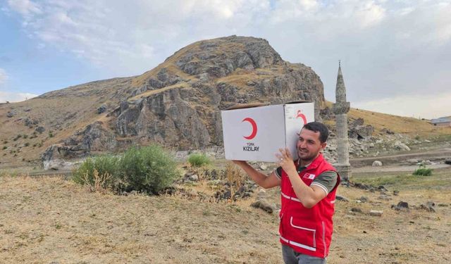 Ağrı Kızılay Gönüllüleri Köylerdeki Çocukları Sevindirdi