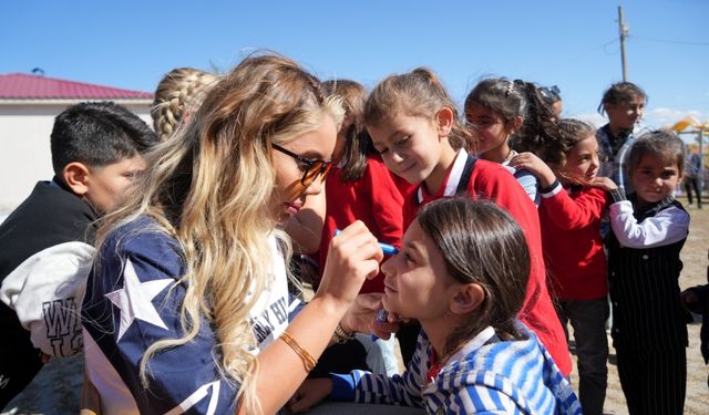 Muş’ta "Elden Ele Mutluluk" Çocukların Yüzünü Güldürdü