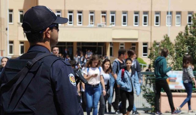 Okul önlerinde polis denetimleri başladı