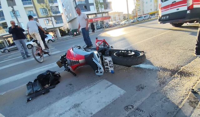 Servis minibüsü ile motosiklet çarpıştı: 1 ağır yaralı