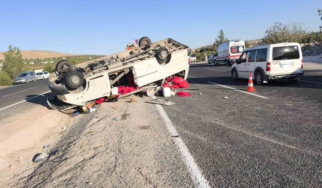 Tarım işçilerini taşıyan minibüs devrildi: 20 yaralı var