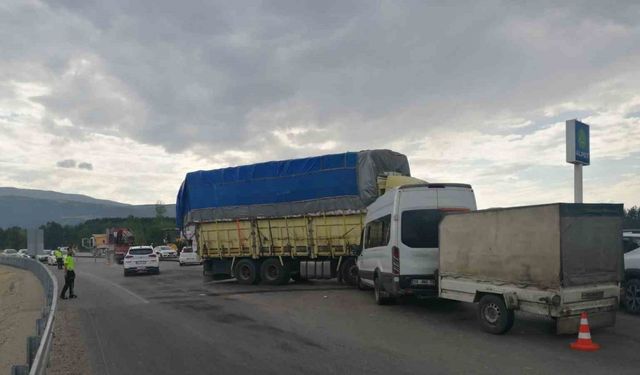 Tokat Niksar'da Fındık İşçilerini Taşıyan Minibüs Kaza Yaptı