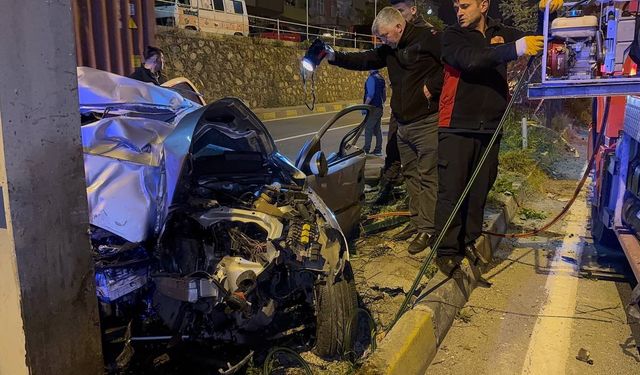 Otomobil hurda yığınına döndü: 2 ölü