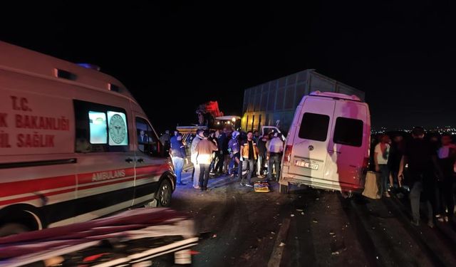 Hatay’da Yolcu Minibüsü Traktöre Çarptı: 15 Yaralı
