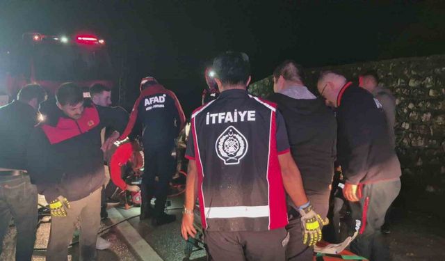 Bartın’da otomobil bariyerlere çarptı: 4 yaralı