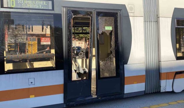 Bayrak Asmak İçin Açık Kalan Servis Kapısı Tramvaya Çarptı