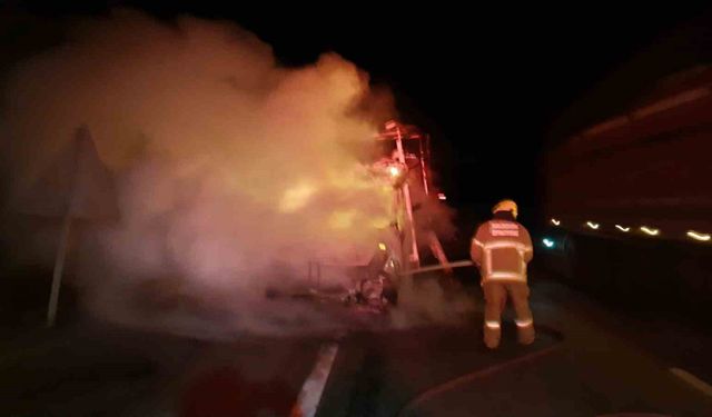 Çanakkale-Bandırma Karayolu’nda Otomobil Alev Aldı