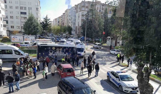 Öğrenci Servisi Kamyona Çarptı, 22 Öğrenci Yaralı
