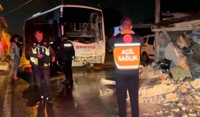 Edirne’de eve giren minibüs hasara sebep oldu