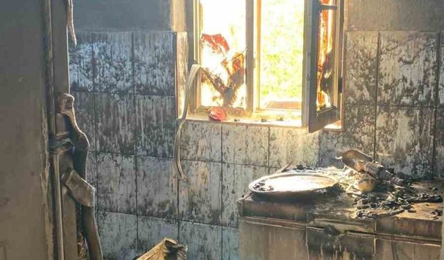 Elazığ'da Bir Ev Yanarak Kül Oldu
