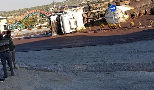 Hatay Altınözü’nde Zeytin Posası Yüklü Tır Devrildi