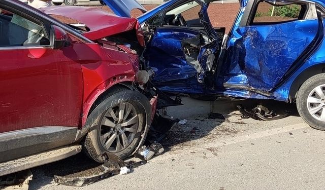 Hatay'daki Kazada Araçta Sıkışan 5 Kişi Yaralandı!