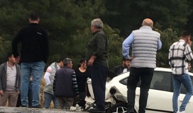 Kamyonet ile otomobilin çarpıştığı kazada 5 kişi yaralandı