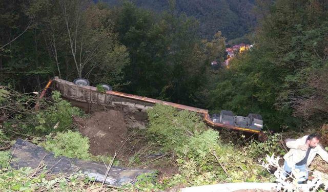 İş makinesi yüklü tır şarampole devrildi: 1 yaralı