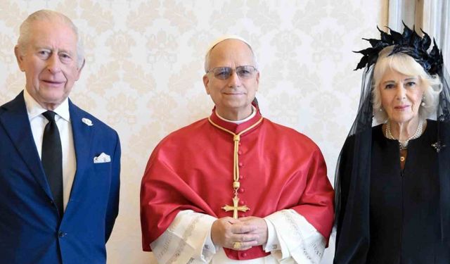 Kral Charles ve Papa Leo’dan Karşılıklı Jestler