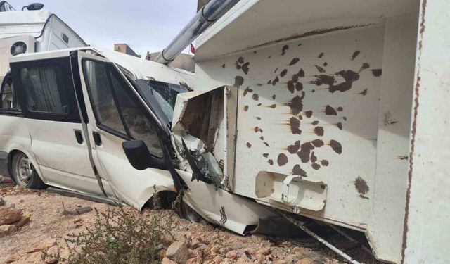 Mardin'de Mucur Kamyonu Minibüsü Hurdaya Çevirdi